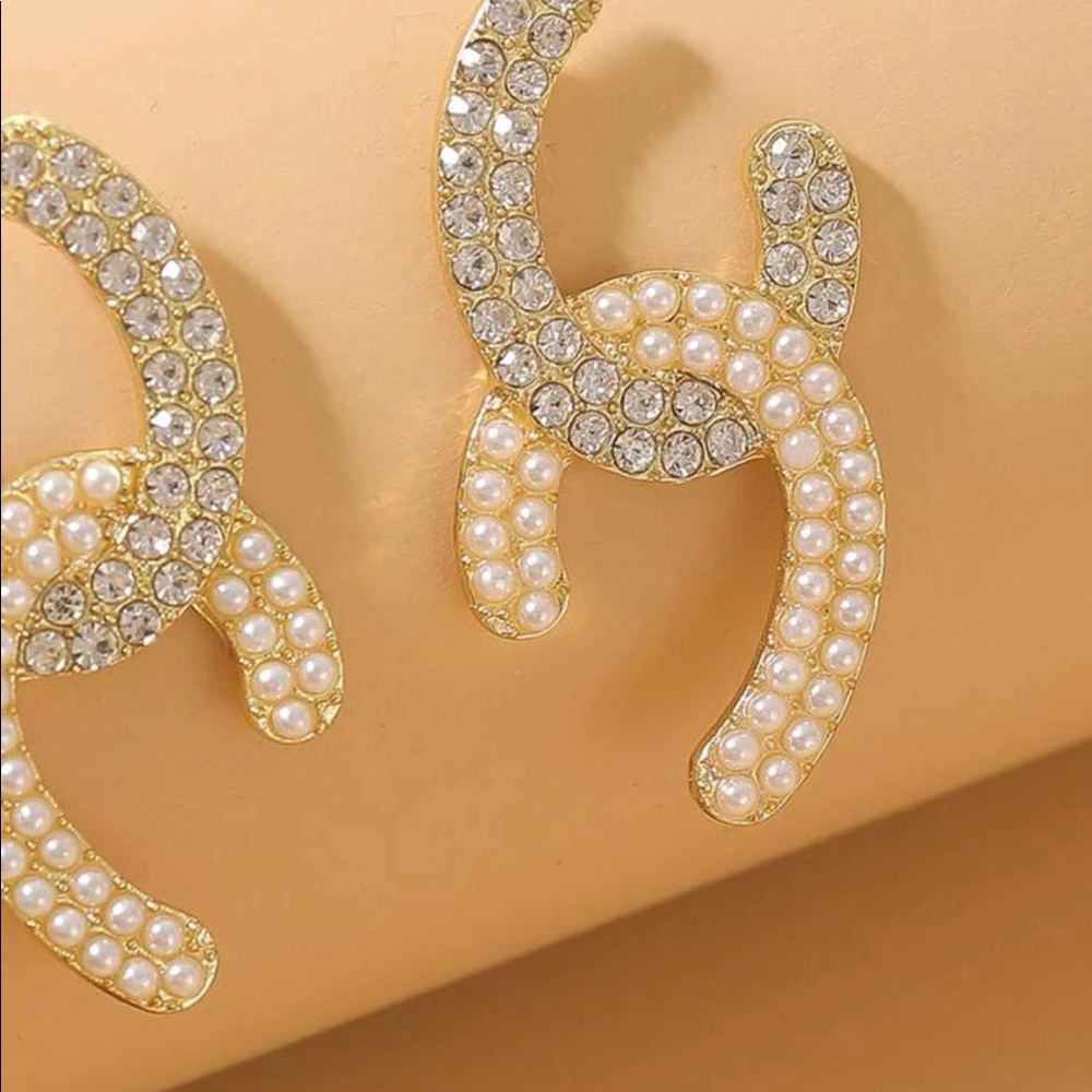 SOLD🌹Elegant Faux Pearl Stud Earrings - Picture 3 of 4
